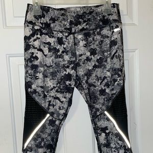 Avia black and gray camouflage workout leggings size M8-10